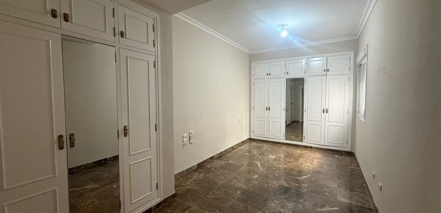 Magnifico piso en calle Pozo Nuevo con Plaza de Garaje.- Zona Centro!