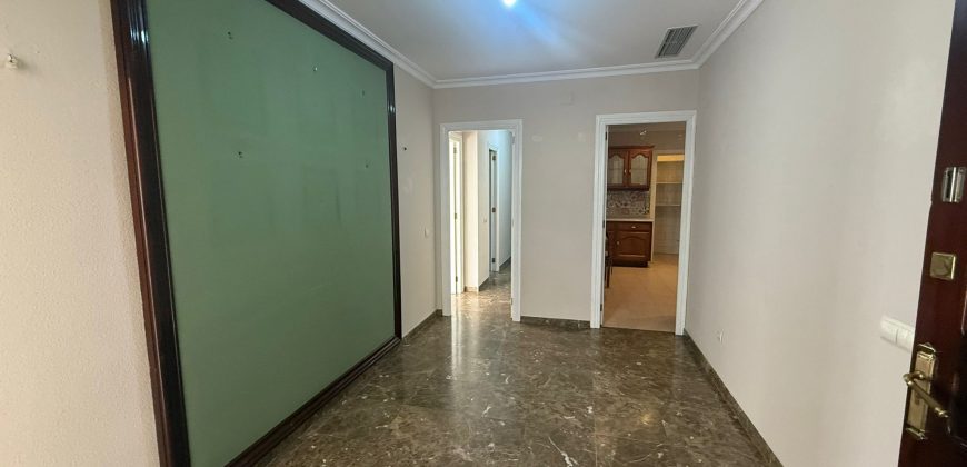 Magnifico piso en calle Pozo Nuevo con Plaza de Garaje.- Zona Centro!