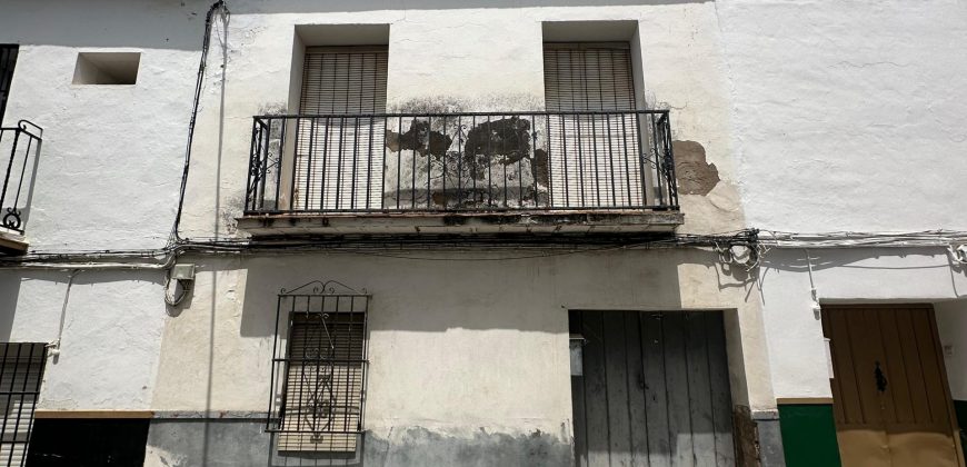 CASA CÉNTRICA PARA DERRIBO