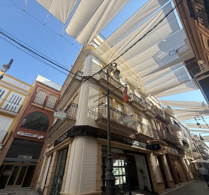 Magnifico piso en calle Pozo Nuevo con Plaza de Garaje.- Zona Centro!