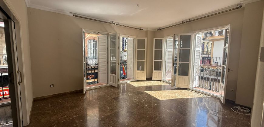 Magnifico piso en calle Pozo Nuevo con Plaza de Garaje.- Zona Centro!