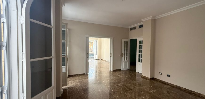 Magnifico piso en calle Pozo Nuevo con Plaza de Garaje.- Zona Centro!