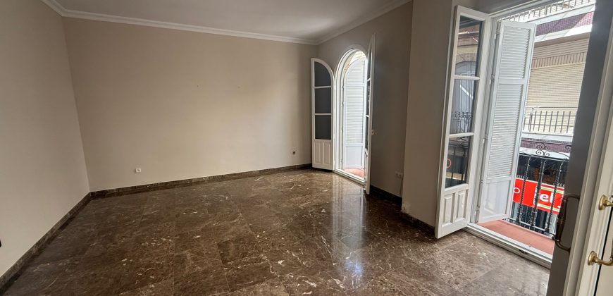 Magnifico piso en calle Pozo Nuevo con Plaza de Garaje.- Zona Centro!