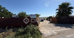 Terreno rústico con construcción e invernaderos