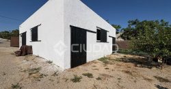 Terreno rústico con construcción e invernaderos