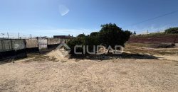 Terreno rústico con construcción e invernaderos