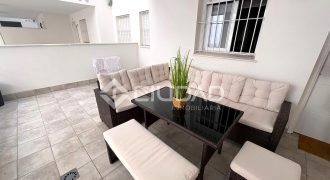 Piso con PATIO Y GARAJE de reciente construcción