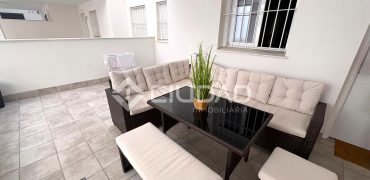 Piso con PATIO Y GARAJE de reciente construcción