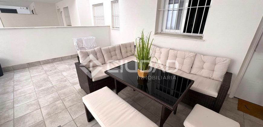 Piso con PATIO Y GARAJE de reciente construcción