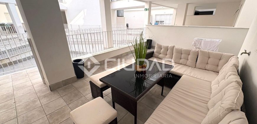 Piso con PATIO Y GARAJE de reciente construcción