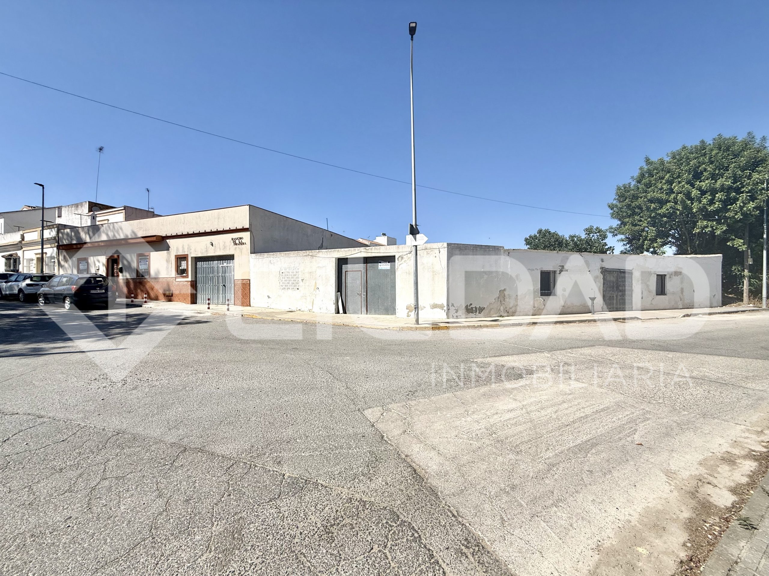 En venta Nave en esquina con terreno urbano en El Berral – Trebujena