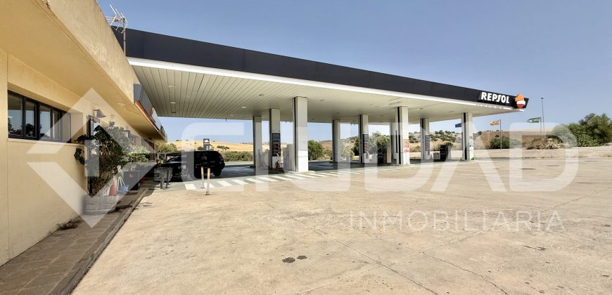 Estación de servicio en pleno funcionamiento, ubicada en zona N-IV