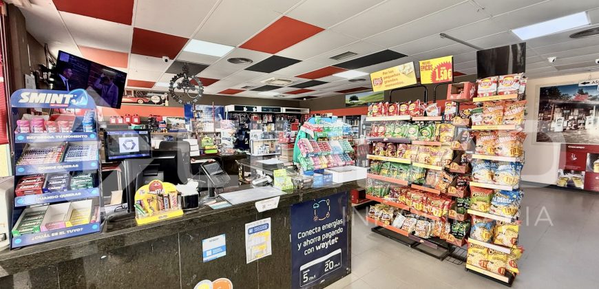 Estación de servicio en pleno funcionamiento, ubicada en zona N-IV