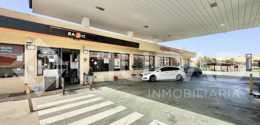 Estación de servicio en pleno funcionamiento, ubicada en zona N-IV