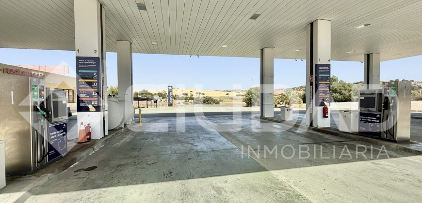 Estación de servicio en pleno funcionamiento, ubicada en zona N-IV