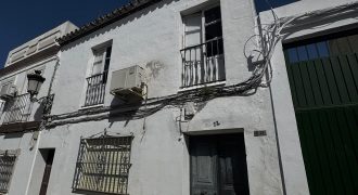 Oportunidad de casa con dos viviendas en calle Alegría !