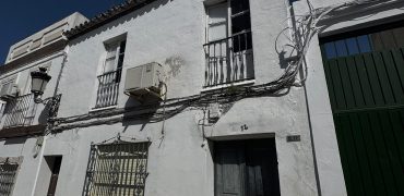 Oportunidad de casa con dos viviendas en calle Alegría !
