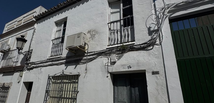 Oportunidad de casa con dos viviendas en calle Alegría !