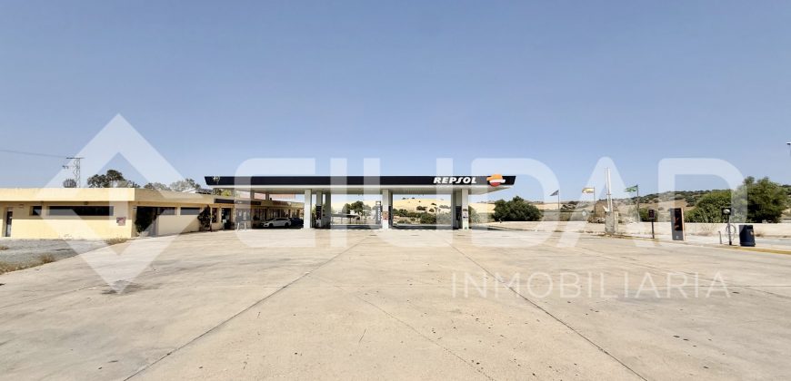 Estación de servicio en pleno funcionamiento, ubicada en zona N-IV