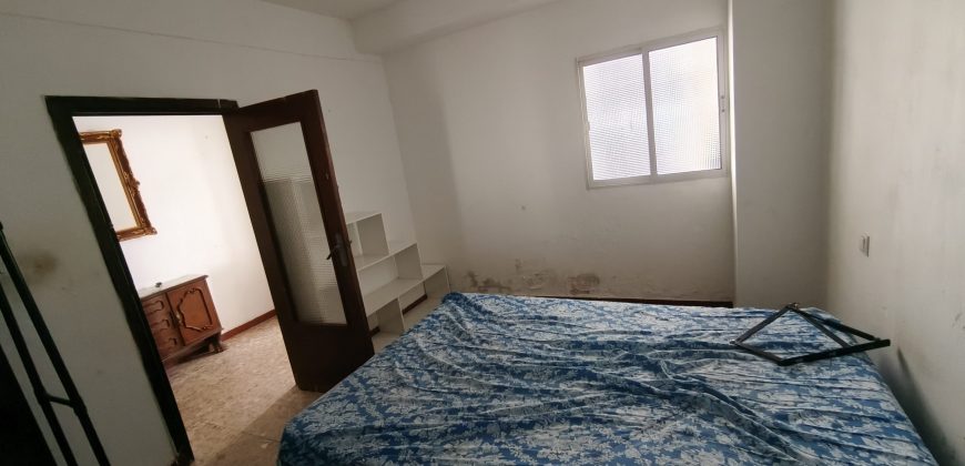 Oportunidad de casa con dos viviendas en calle Alegría !