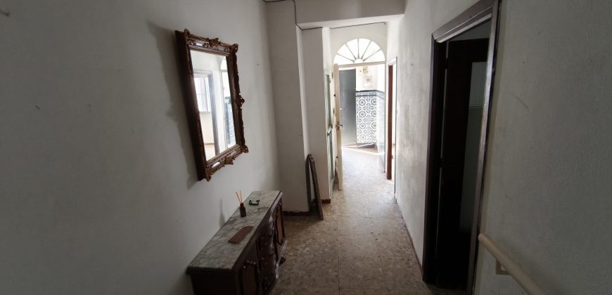 Oportunidad de casa con dos viviendas en calle Alegría !