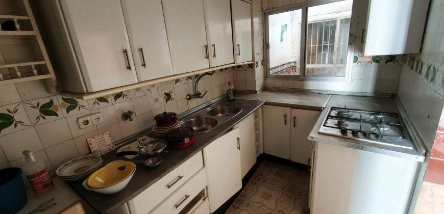 Oportunidad de casa con dos viviendas en calle Alegría !