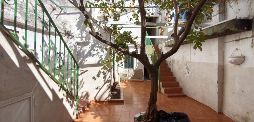 Oportunidad de casa con dos viviendas en calle Alegría !