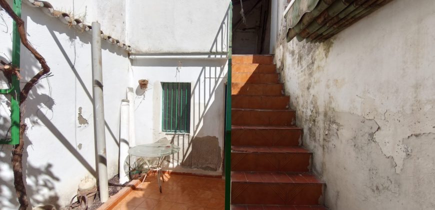 Oportunidad de casa con dos viviendas en calle Alegría !