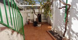 Oportunidad de casa con dos viviendas en calle Alegría !