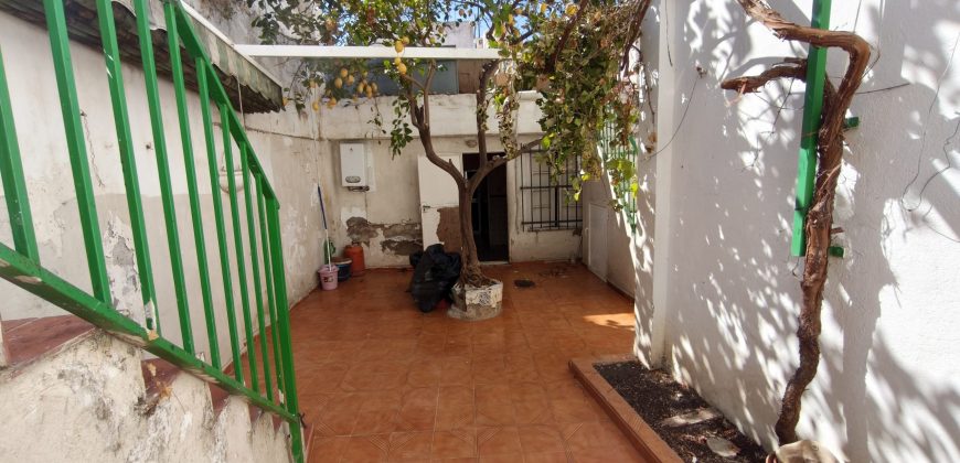 Oportunidad de casa con dos viviendas en calle Alegría !