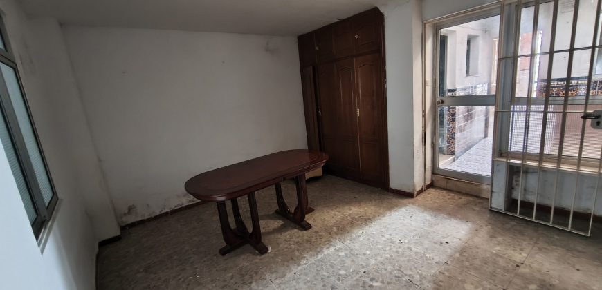 Oportunidad de casa con dos viviendas en calle Alegría !