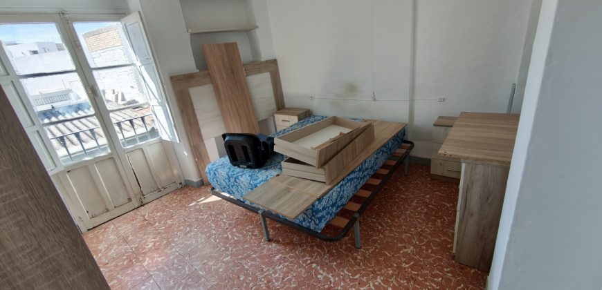 Oportunidad de casa con dos viviendas en calle Alegría !