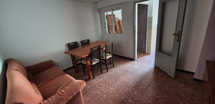 Oportunidad de casa con dos viviendas en calle Alegría !