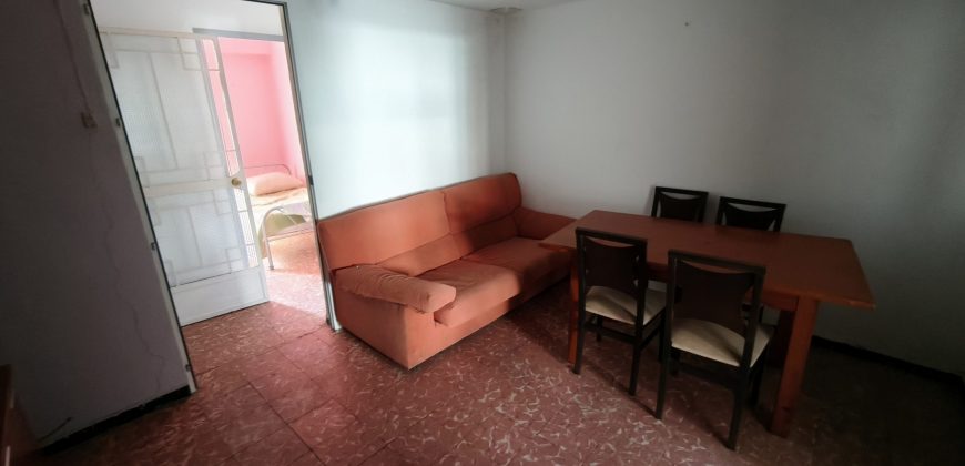 Oportunidad de casa con dos viviendas en calle Alegría !