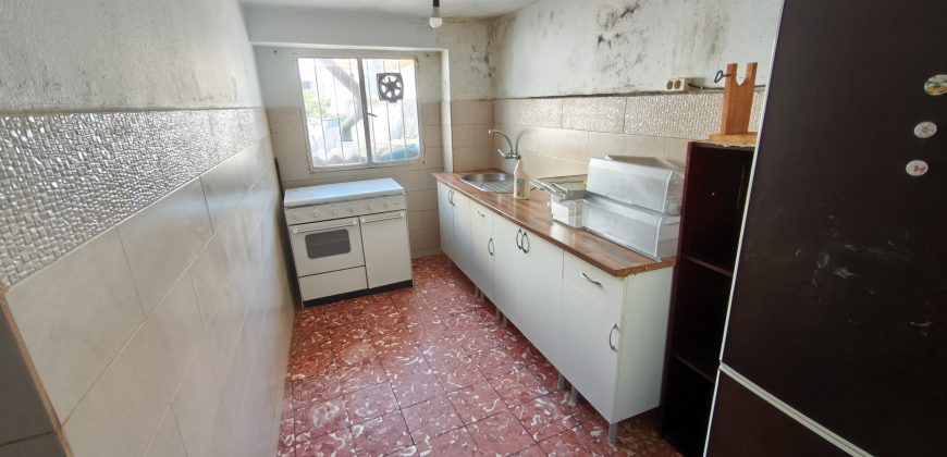 Oportunidad de casa con dos viviendas en calle Alegría !