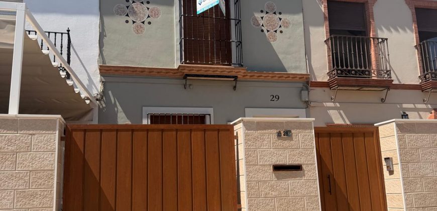 Acogedora Casa en Avenida de Pruna con Espacios Amplios y Confortables!! Morón de la Frontera.