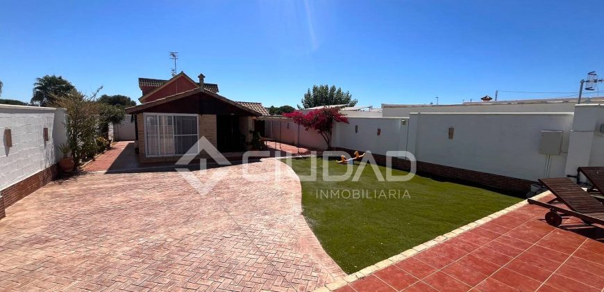 Acogedora casa con terreno y piscina junto a Jaramar – La Jara