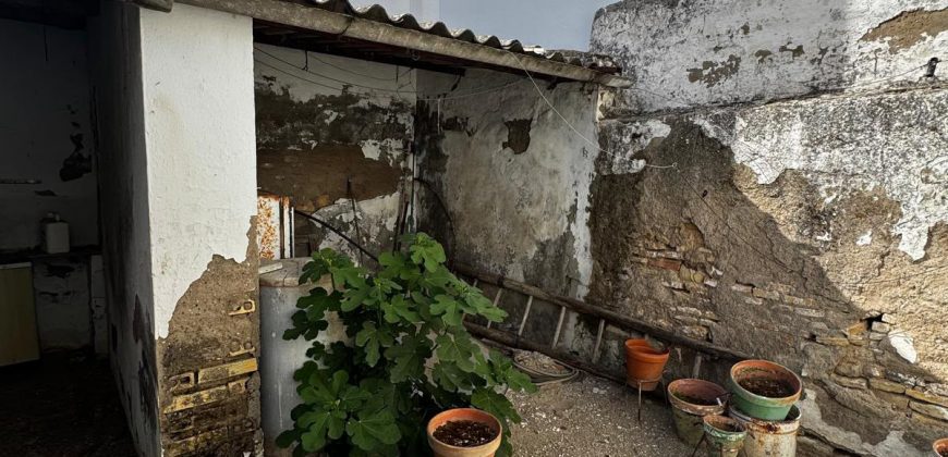 ✨🏡 Vivienda para reformar en Paradas – Gran oportunidad de inversión 🏡✨