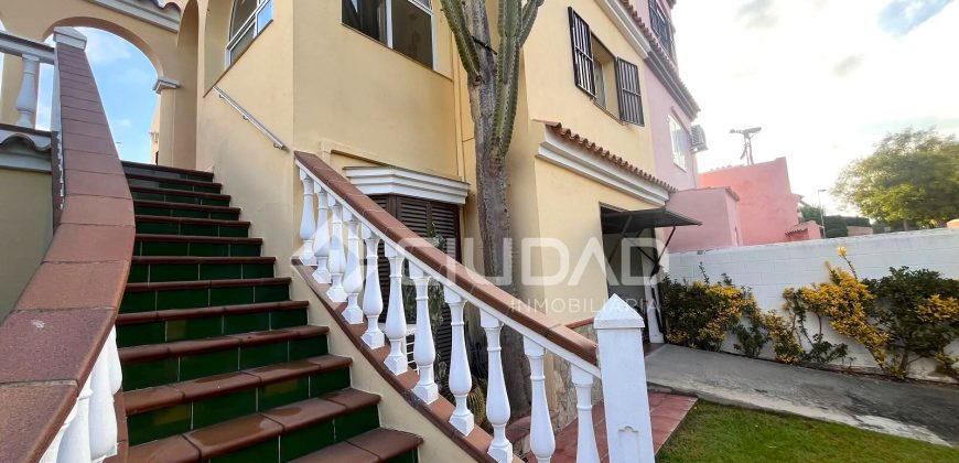 Castillete de esquina con amplio espacio exterior