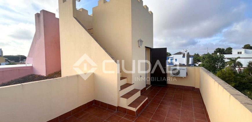 Castillete de esquina con amplio espacio exterior
