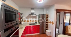 Castillete de esquina con amplio espacio exterior