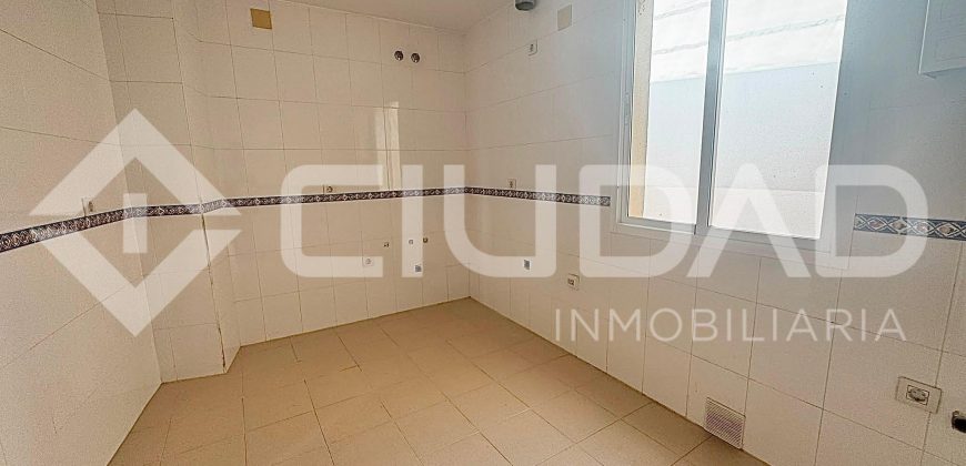 Piso con piscina comunitaria y garaje – Zona La Harinera, Las Cabezas de San Juan