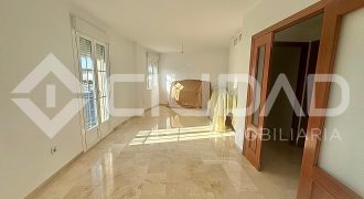 Piso con piscina comunitaria y garaje – Zona La Harinera, Las Cabezas de San Juan