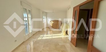Piso con piscina comunitaria y garaje – Zona La Harinera, Las Cabezas de San Juan