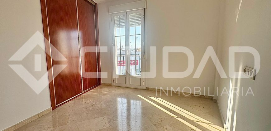 Piso con piscina comunitaria y garaje – Zona La Harinera, Las Cabezas de San Juan