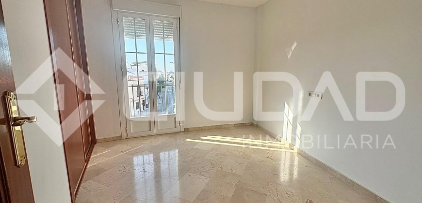 Piso con piscina comunitaria y garaje – Zona La Harinera, Las Cabezas de San Juan