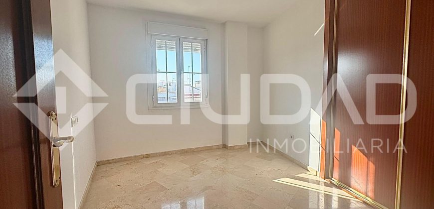Piso con piscina comunitaria y garaje – Zona La Harinera, Las Cabezas de San Juan