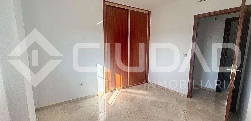 Piso con piscina comunitaria y garaje – Zona La Harinera, Las Cabezas de San Juan