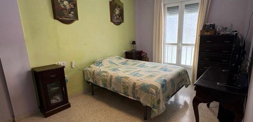 Amplia y Luminosa Vivienda con Atico en Ubicación Privilegiada Calle Vilches!