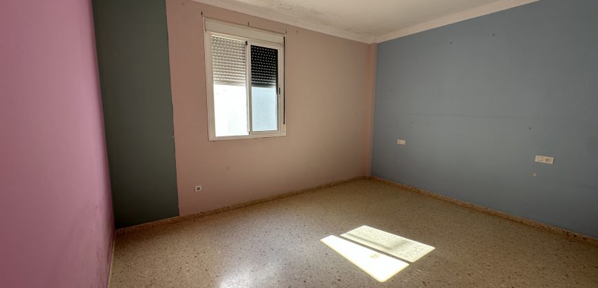 PISO EN PRIMERA PLANTA EN BARRIO LA GUITA